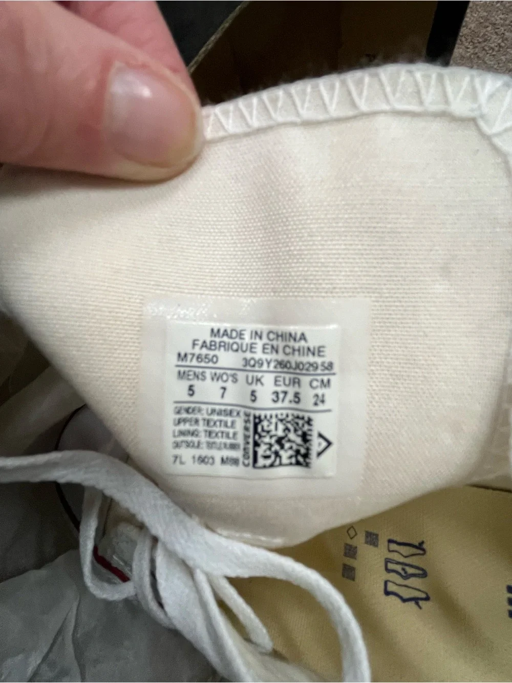 Classic women’s white Converse sneakers - Picture 3 of 4